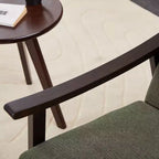 Poltrona moderna imbottita con braccioli in legno curvo