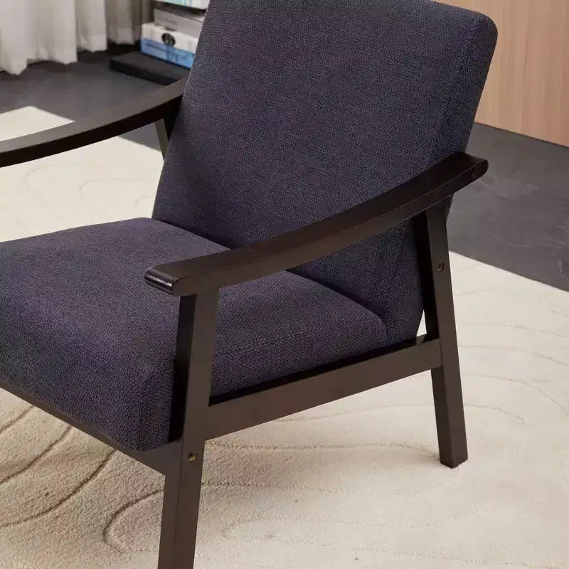 Poltrona moderna imbottita con braccioli in legno curvo