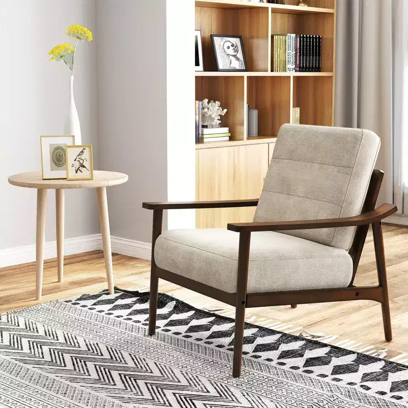 Poltrona moderna accentuata imbottita con braccioli in legno di caucciù
