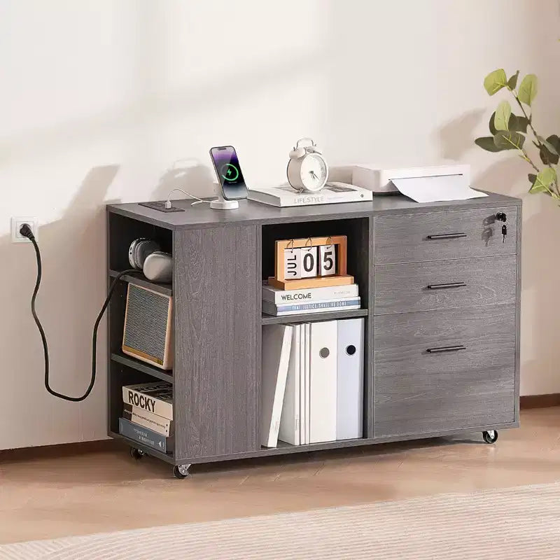 Cassettiera da ufficio con 3 cassetti e rotelle, armadietto portadocumenti in legno con ciabatta integrata