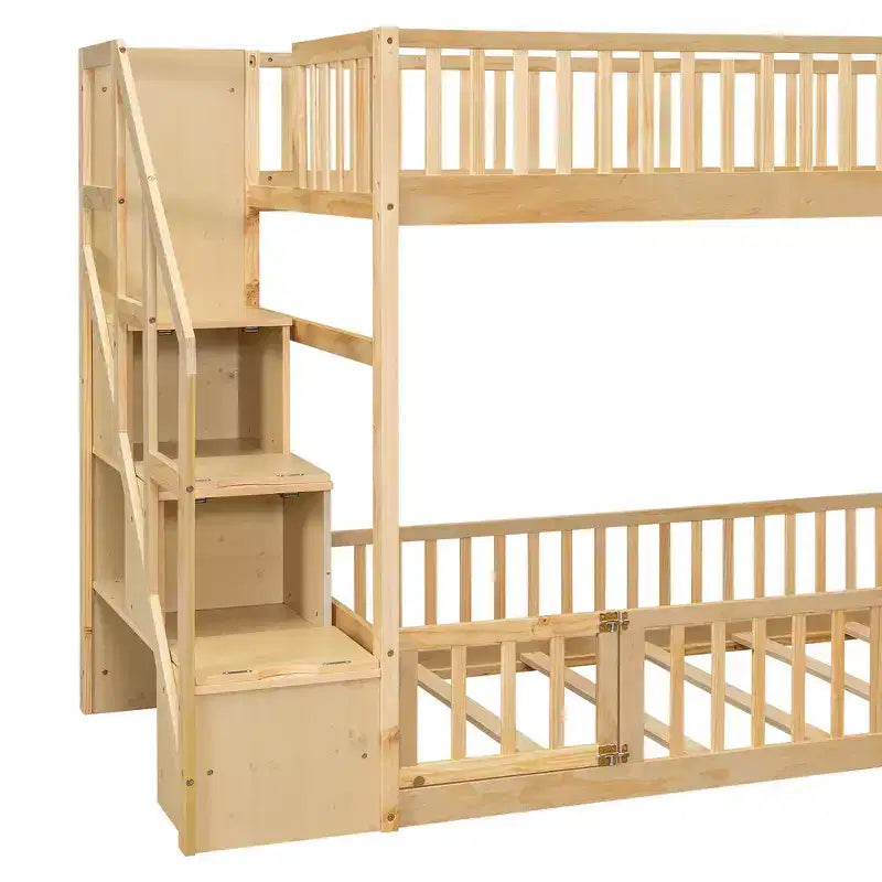 Letto a castello Twin su Twin con struttura e sponde a forma di staccionata, scaletta con contenitore