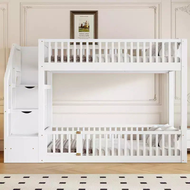Letto a castello Twin su Twin con struttura e sponde a forma di staccionata, scaletta con contenitore