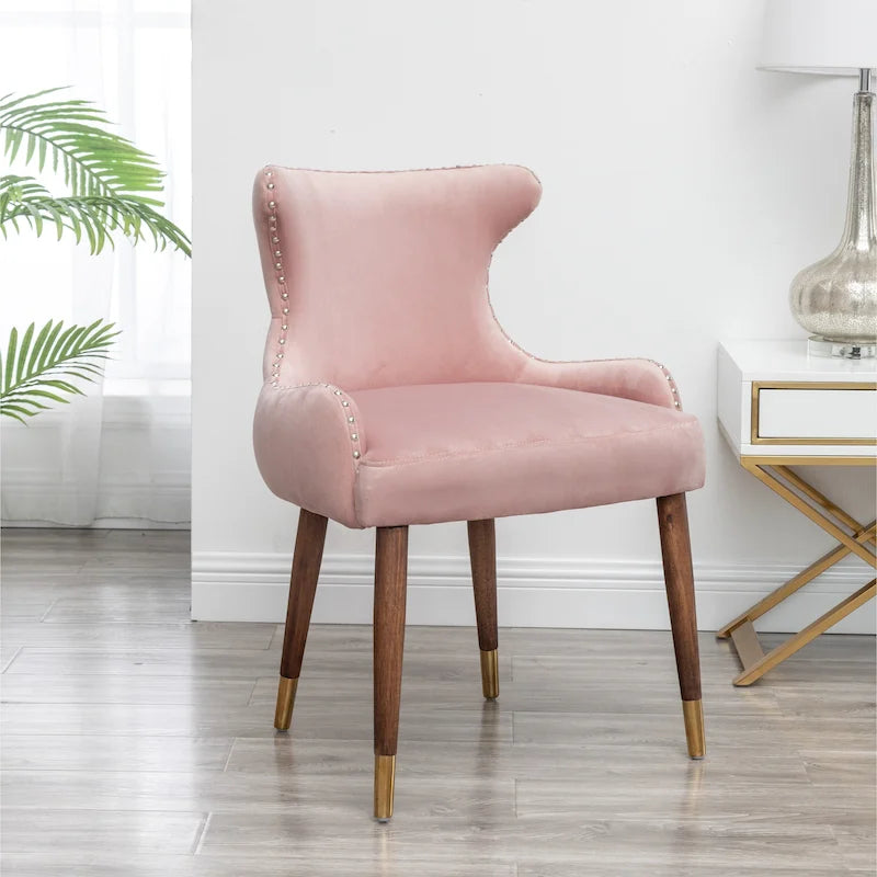 Poltrona moderna rosa in poliestere imbottito 23 con gambe in legno massello di gomma e borchie