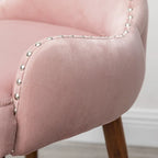 Rosa moderner, mit 23 Polyester gepolsterter Akzentsessel mit Beinen aus massivem Gummibaumholz und Nagelkopfverzierung