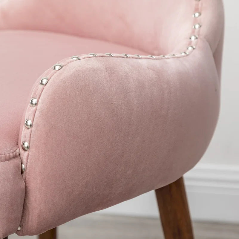 Rosa moderner, mit 23 Polyester gepolsterter Akzentsessel mit Beinen aus massivem Gummibaumholz und Nagelkopfverzierung