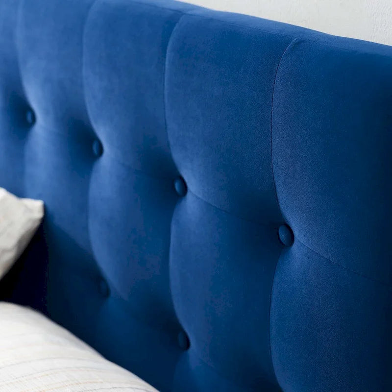 Gepolstertes Samtkopfteil in Queensize mit Knopfheftung